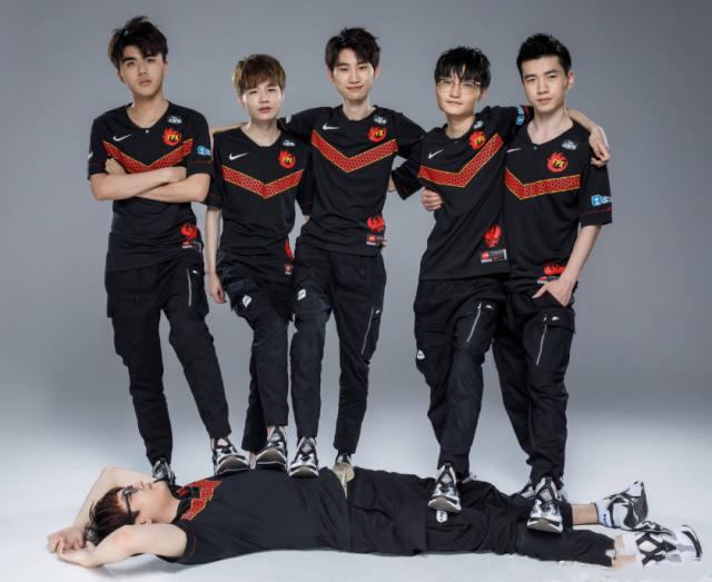 足球队的重 足球队的重